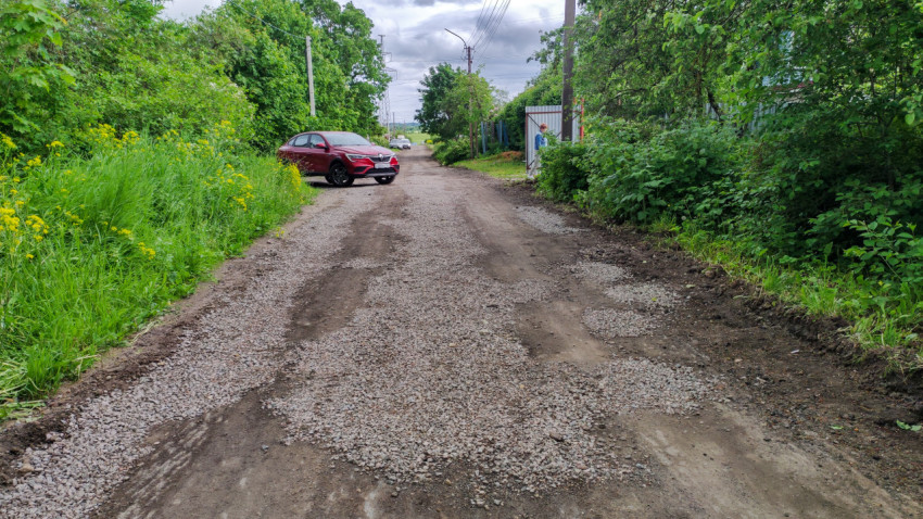Подготовка дороги к асфальтированию в деревне