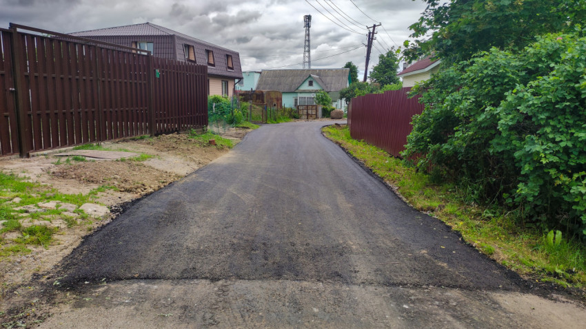 Новый асфальт на улице в пригороде
