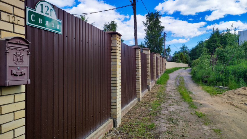 Дорога у частного забора на улице Связи