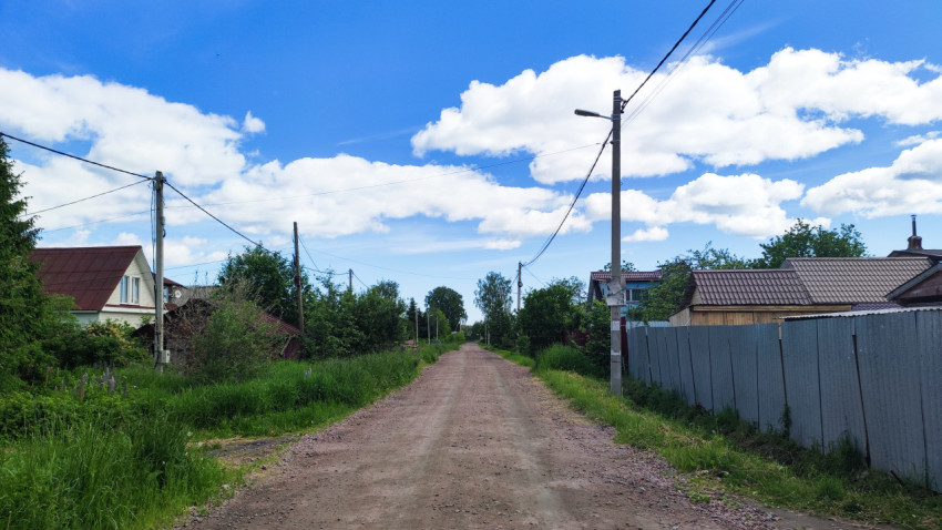 Деревенская улица под голубым небом летом