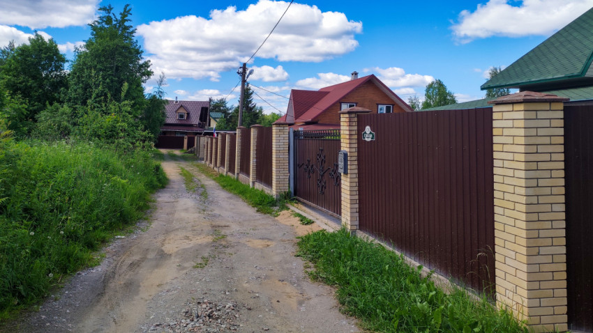 Загородная дорога в зеленом окружении