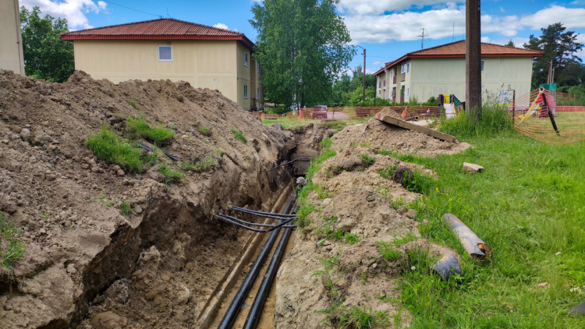 Копка траншеи для прокладки трубопровода в жилом районе