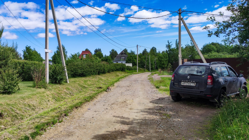 Дорога в загородной местности с автомобилем на обочине