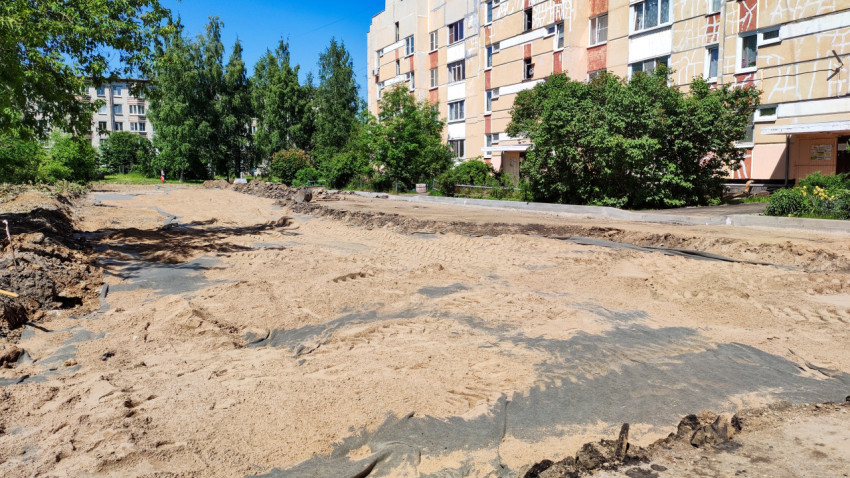 Работы по улучшению дорожного покрытия во дворе МКД