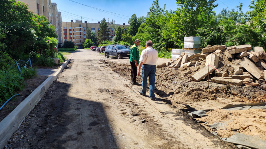 Работы по ремонту дороги в жилом дворе