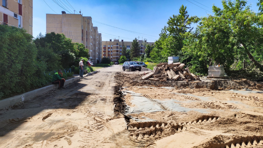 Ремонт дороги в жилом районе в солнечный день