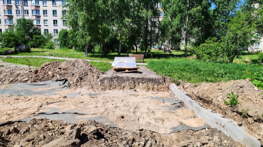 Ремонт тротуара во дворе жилого района под солнечным светом