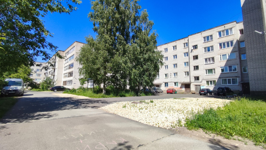 Двор многоквартирного дома в солнечный летний день