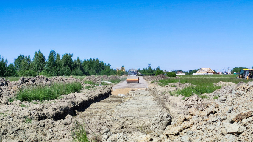 Строительство дороги в пригороде под солнечным небом