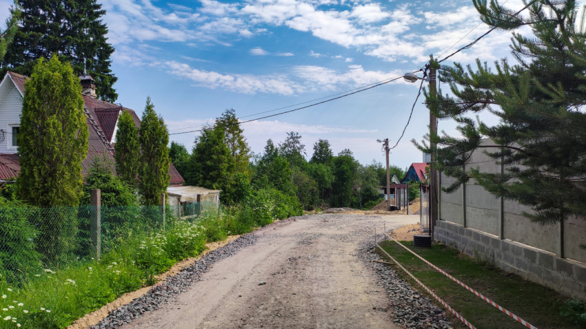 Спокойная деревенская дорога в летний день