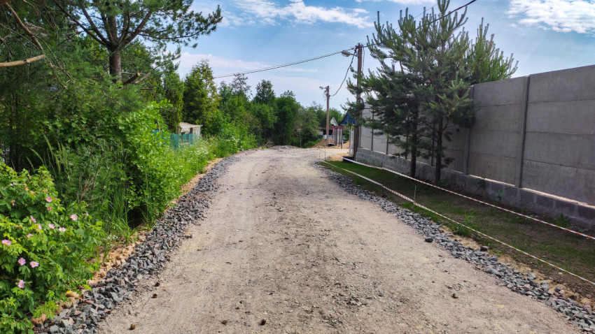 Пейзаж дороги в загородной местности летом под ясным небом