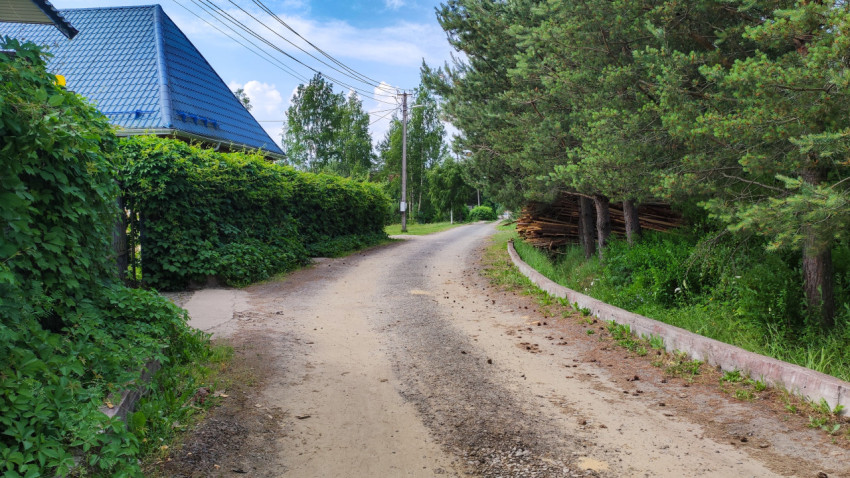 Загородная улица в деревне под ясным небом