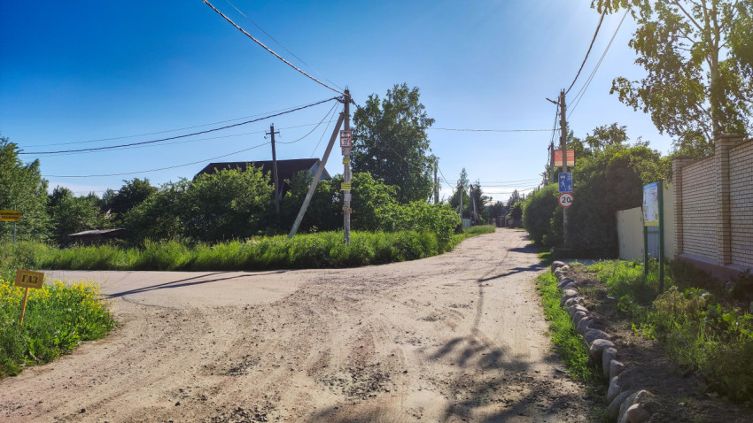 Перекресток дорог в деревне под ясным небом