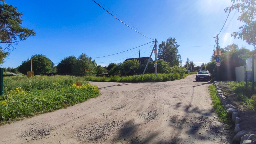 Летний день на загородном перекрестке двух дорог