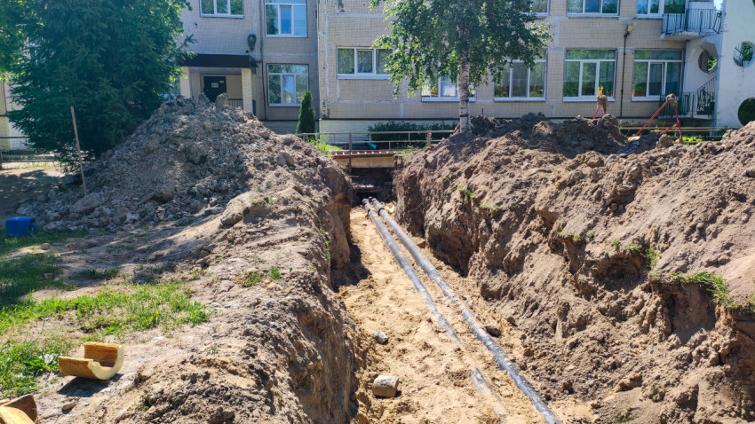 Прокладка инженерных коммуникаций во дворе жилого дома