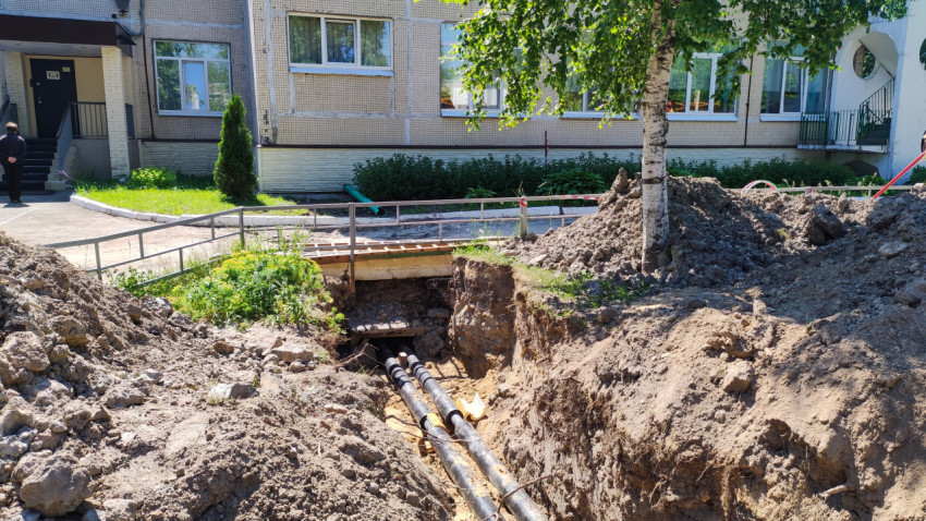 Прокладка инженерных коммуникаций у жилого дома в летнее время