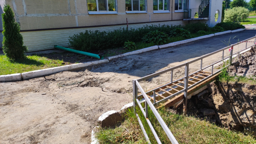 Прокладка инженерных сетей под тротуаром у здания