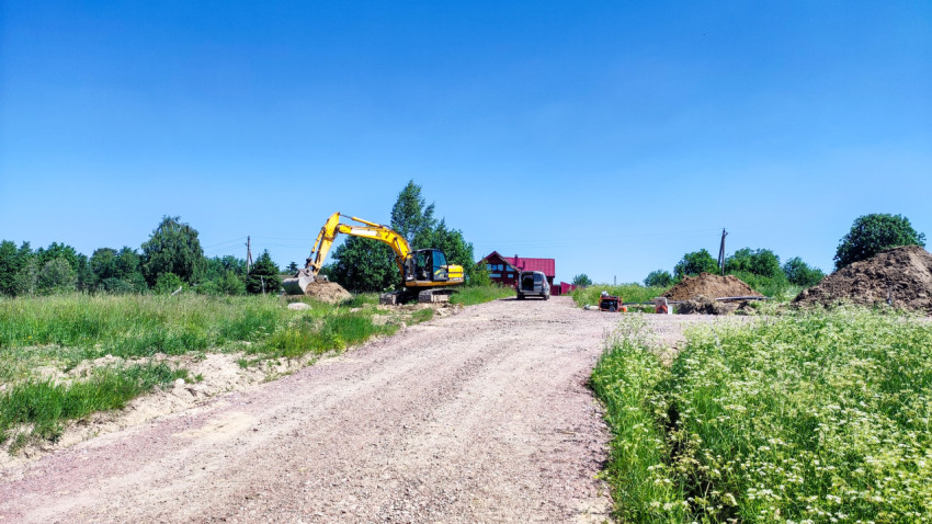 Экскаватор работает на строительном участке в открытой местности