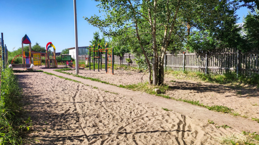 Дорожка к детской площадке в солнечный день