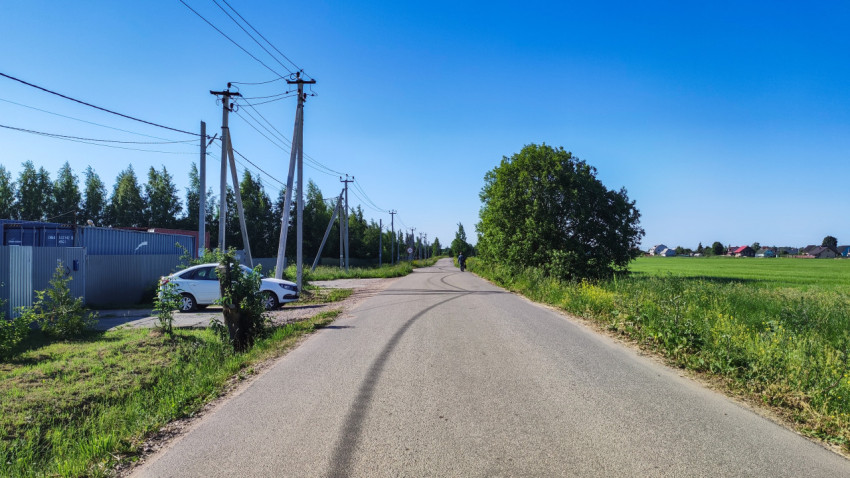 Спокойная деревенская дорога в солнечный день летом