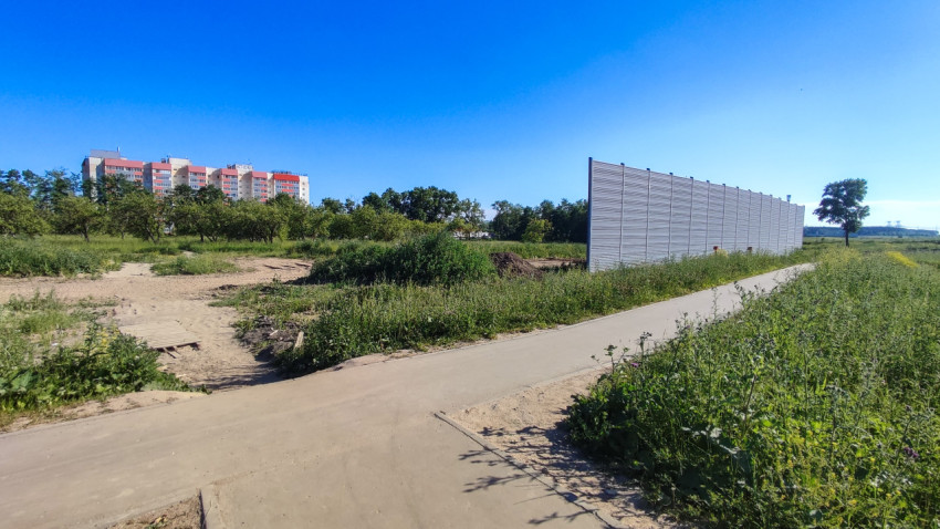 Пешеходная дорожка рядом с шумозащитным забором