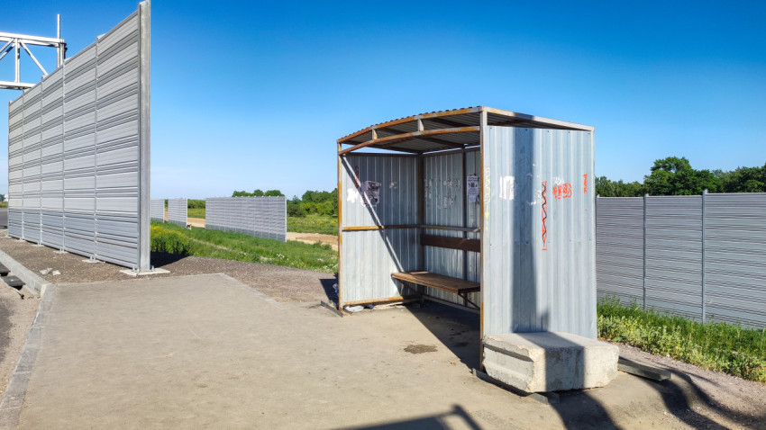 Автобусная остановка на загородной дороге в ясный день