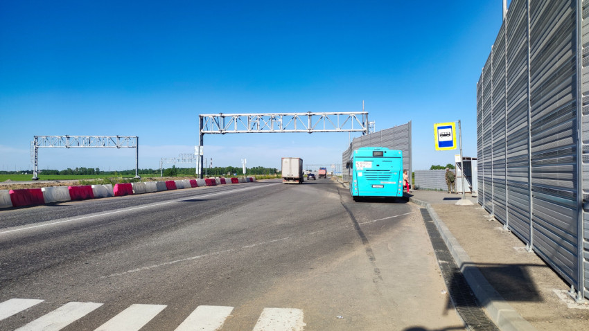 Остановка автобуса рядом с шоссе в ясный день