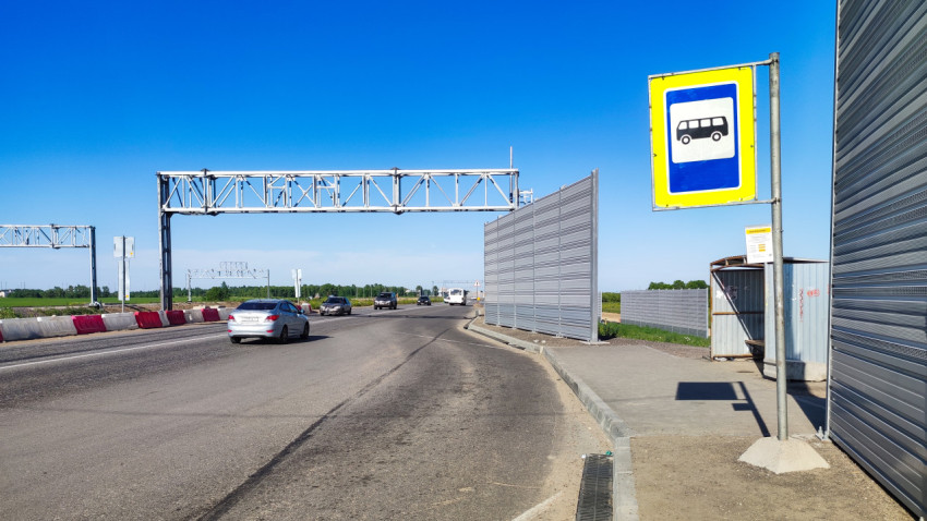 Остановочный пункт автобуса на дороге в ясный день