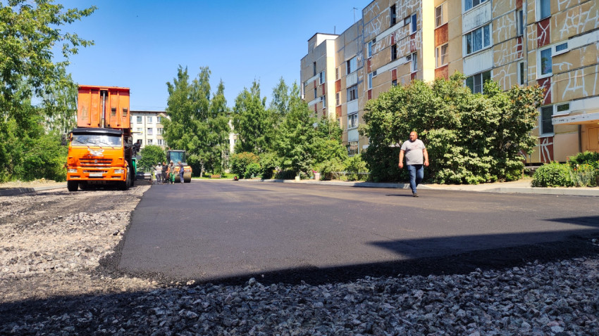 Укладка асфальта возле жилых домов