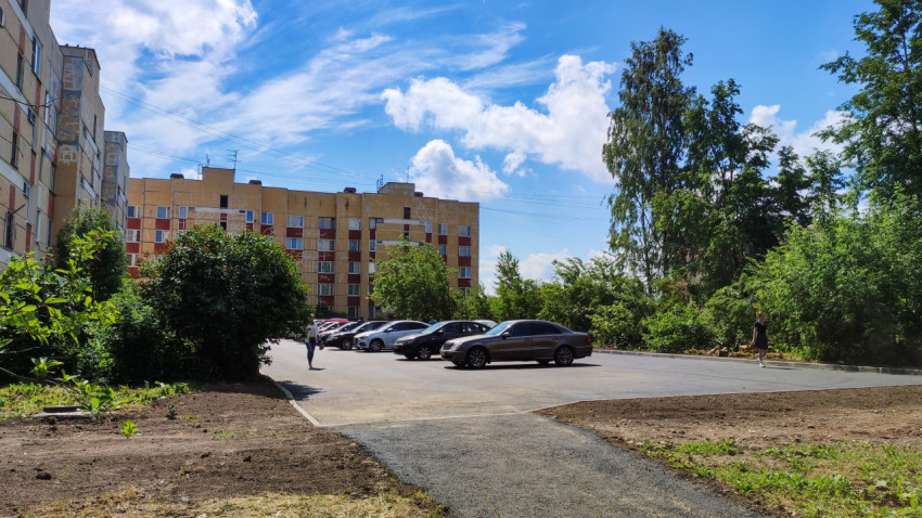 Новая асфальтированная парковка во дворе многоквартирного дома