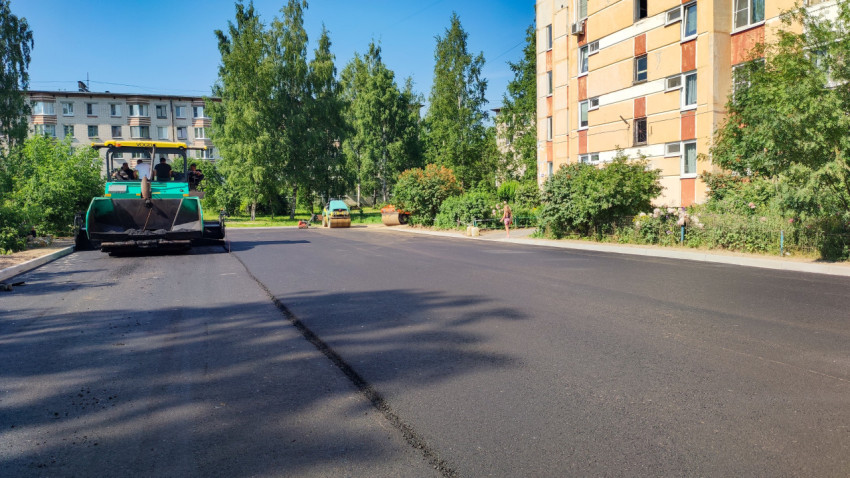 Асфальтирование двора жилого дома в солнечный день