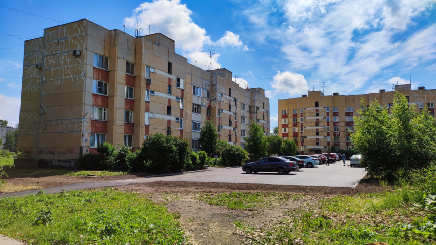 Новая асфальтированная парковка во дворе жилого дома
