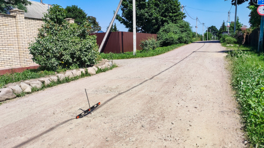 Определение глубины ямы на просёлочной дороге в ясный день