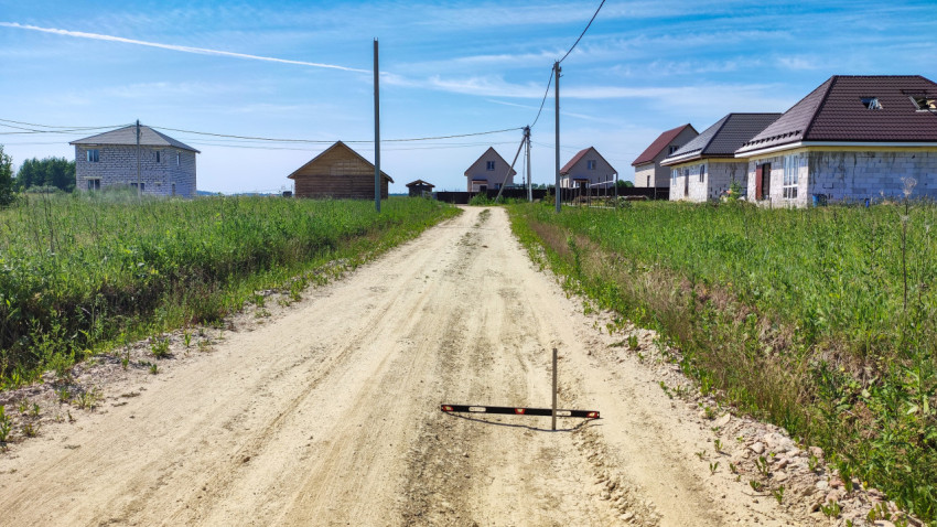 Измерение глубины ямы на дороге в сельской местности
