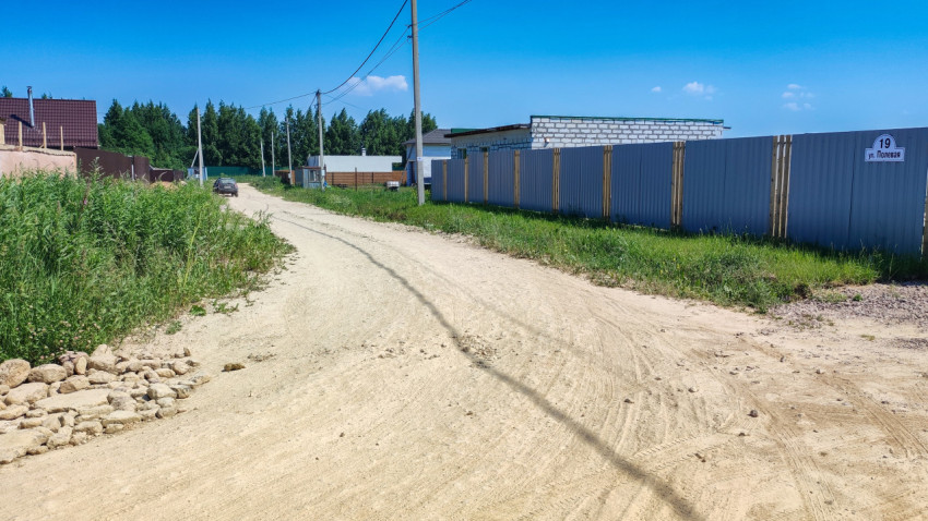 Грунтовая дорога в деревне под ясным небом