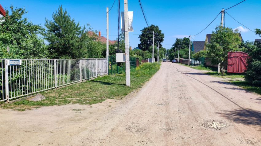 Сельская улица под ярким солнцем в ясный день