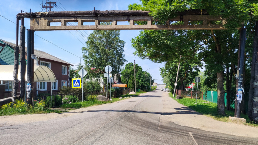 Трубопровод над дорогой в населённом пункте
