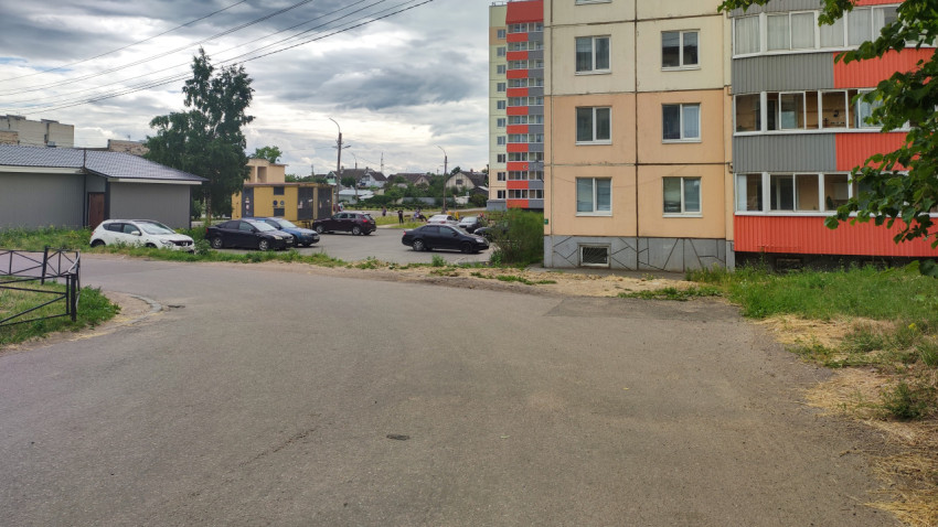 Улица с жилыми домами и припаркованными автомобилями