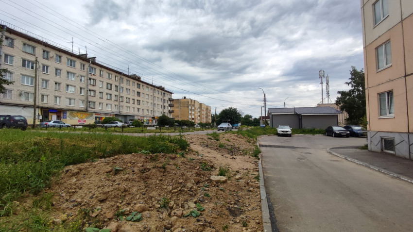 Пейзаж городской улицы с облачным небом и многоэтажными домами