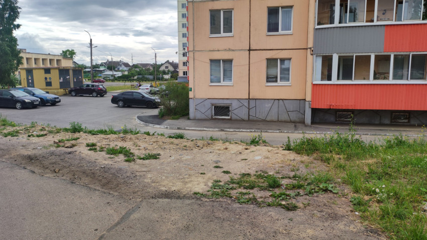 Небольшая парковка рядом с жилым домом в городском районе