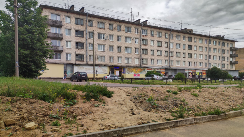 Пятиэтажный жилой дом на улице в пасмурный день