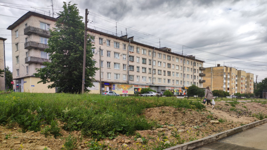 Городская улица с многоквартирными домами в облачный день