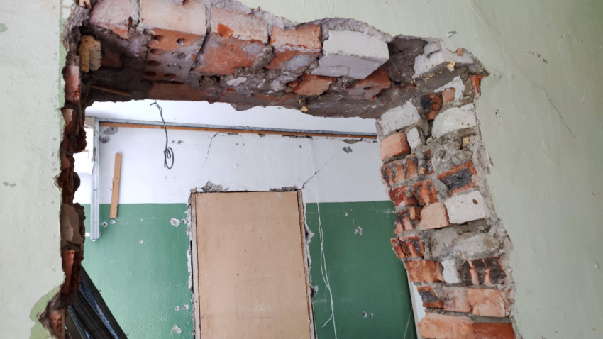 Проем в стене в процессе ремонта старого здания