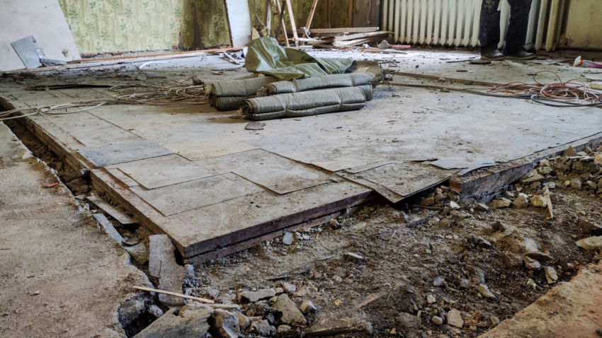 Демонтаж старого покрытия пола в квартире