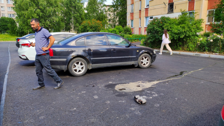 Отбор проб асфальта на парковке рядом с жилыми домами