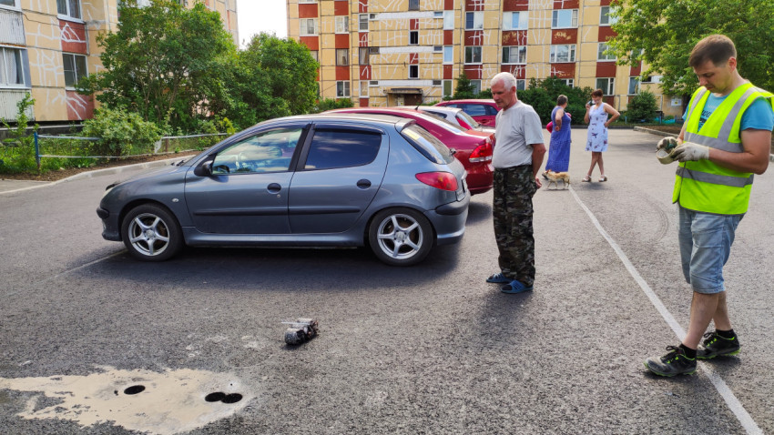 Измерение образцов асфальта на парковке многоквартирного дома