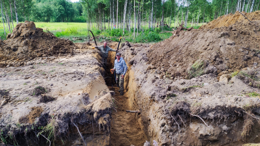 Укладка труб в лесу в ясные солнечные дни
