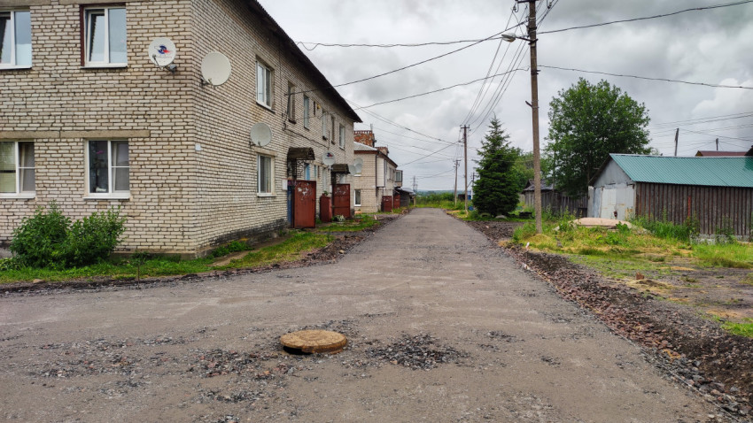 Строительство дороги в поселке под облачным небом
