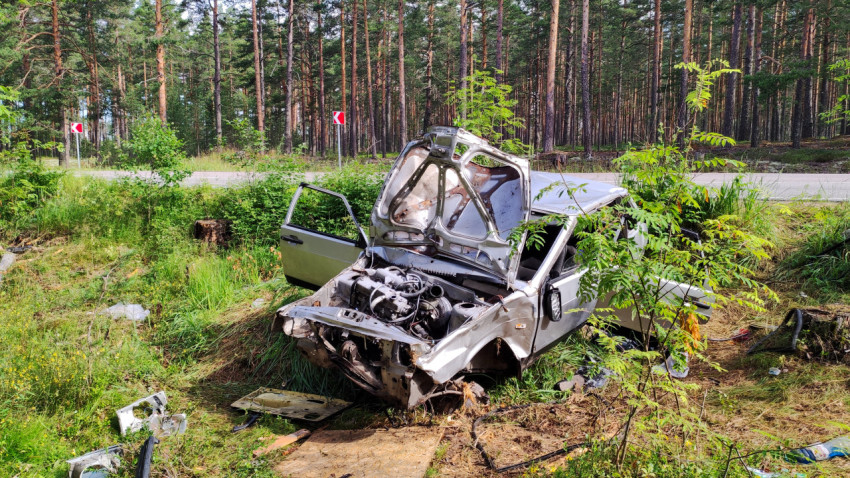 Автомобиль в кювете после аварии на лесной дороге