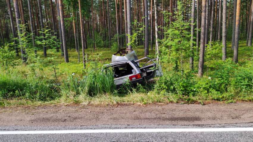 Автомобиль в кювете после аварии в лесу недалеко от дороги